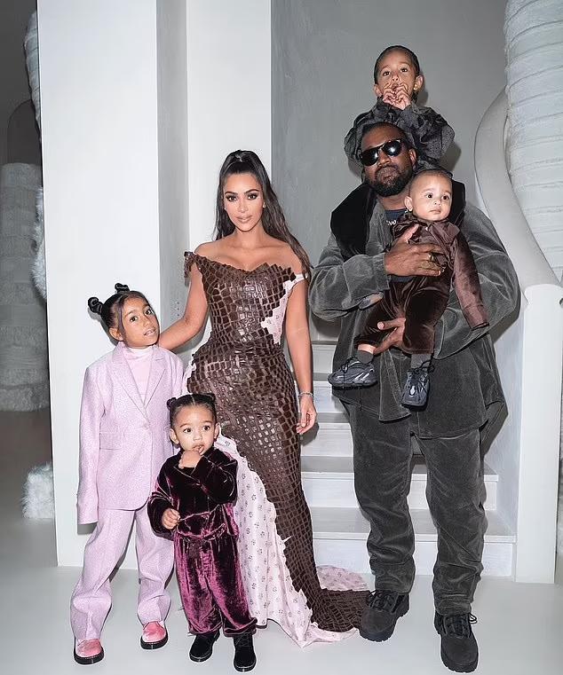 金·卡戴珊|41岁金卡戴珊展律师风，穿大码西装仍挺拔，“厨房手套”很有戏