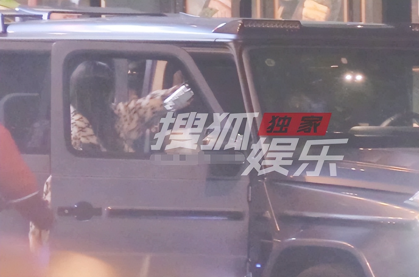 黄子韬|黄子韬驾豪车载徐艺洋吃料理，女方穿豹纹外套表情傲娇，疑已同居