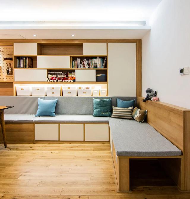 她坚持在卫生间做鞋柜，客厅不要电视墙，入住后发现很实用！