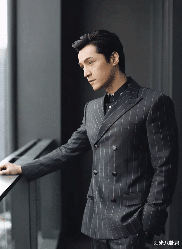 娱乐圈|溜肩、驼背、大肚腩，娱乐圈万众追捧的“男神”，空有一副好皮囊