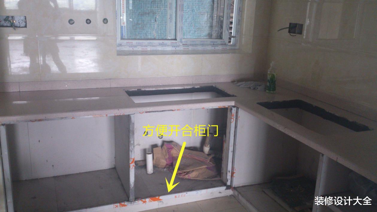 瓦工给橱柜加了一层底座,老婆极力反对,完工后老婆不敢吭声了!