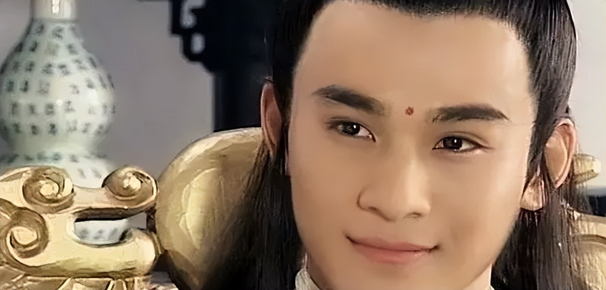 罗云熙|笨熊体态别再尬演贵公子了！学学这几位男星，那才叫儒雅矜贵