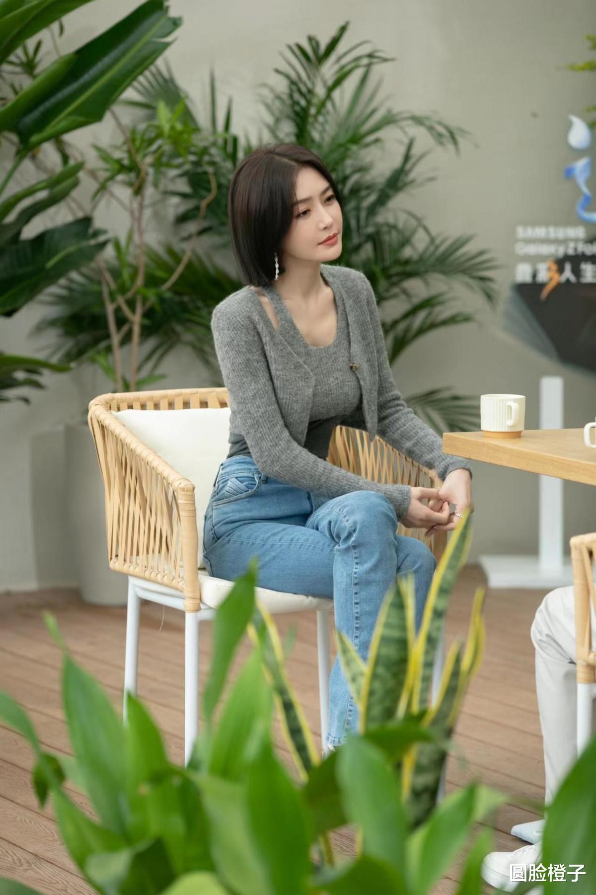 秦岚|秦岚身材瘦得刚好,灰色针织小衫配高腰牛仔裤,耳环快比脸都大了
