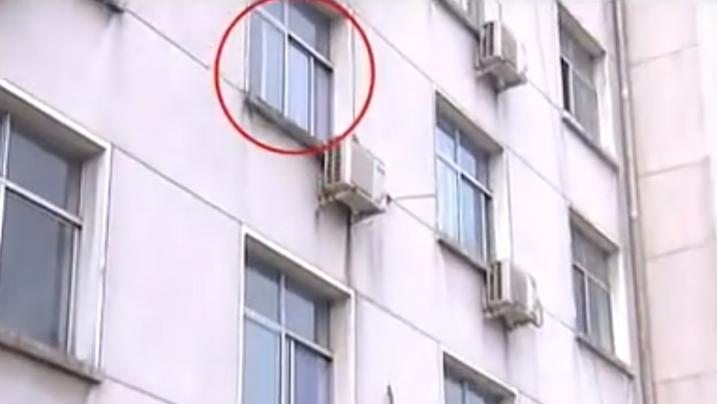 13年7岁男童咳嗽就医，输液中突然去世，2小时后主治医生坠楼身亡