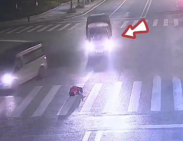 重庆：女子醉酒错把斑马线当床，在公路中央躺下，随后遭货车碾压
