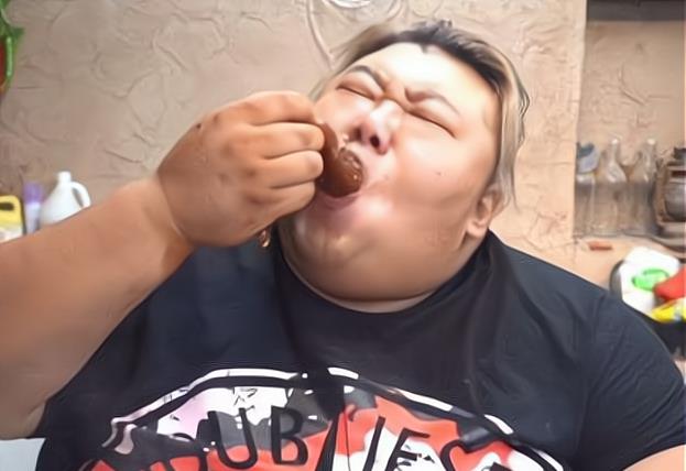 医生 胖侯仔不顾医生劝阻仍然做美食视频,家中呼吸机抢镜头了!