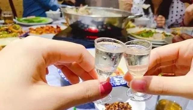 两女子插锁锁脖,搞喝酒生死局,惊动110和消防队,审美还是审丑?