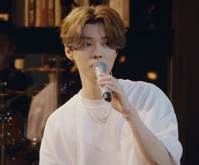 鹿晗|鹿晗关晓彤分手风波升级，狗仔曝光男星裸上身照