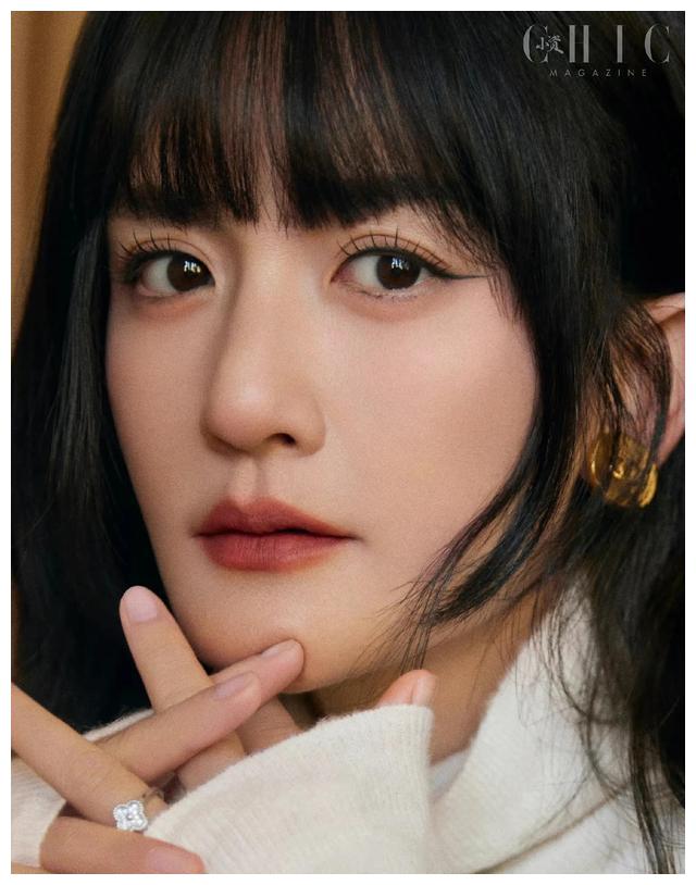 谢娜|谢娜暖冬故事感封面大片，温暖治愈，深V露背长裙性感又妩媚