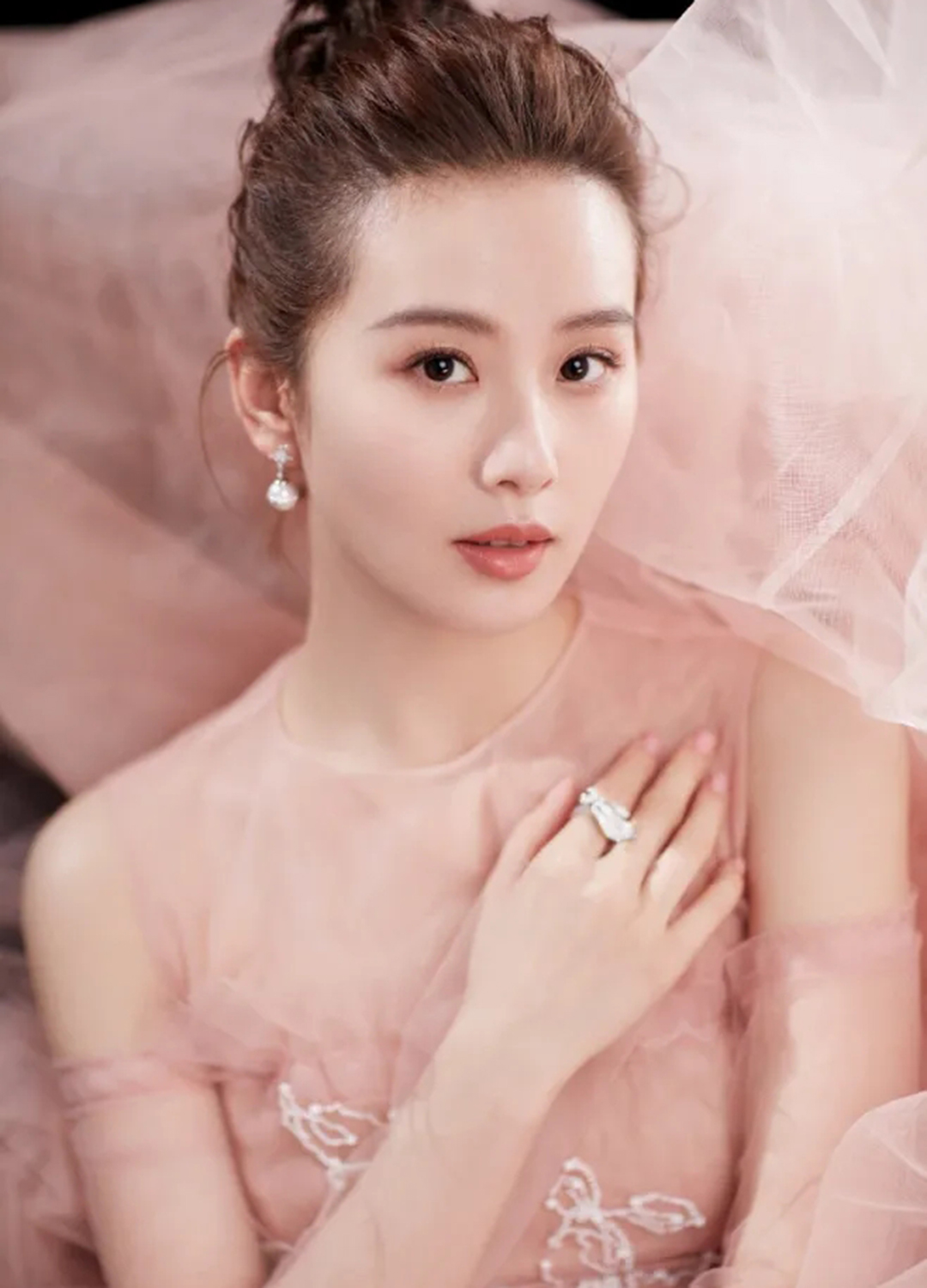 林允儿|看不懂刘诗诗:时尚杂志,拍摄新封面,33岁依然风采迷人