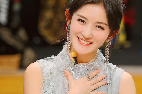 跨年晚会|湖南卫视跨年晚会,成毅搭档杨紫演唱《不染》,肖战一人独唱三首