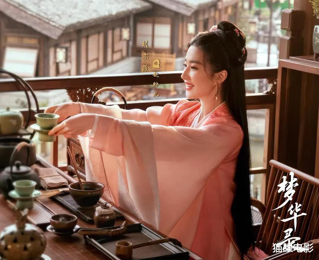 刘亦菲|香车配美人!35岁刘亦菲穿皮衣秀大长腿,机车风又美又酷