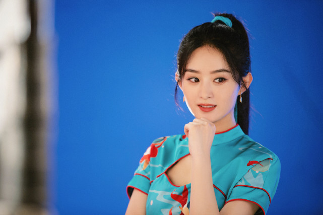 赵丽颖|赵丽颖旗袍造型彻底封神！穿锦鲤蓝旗袍气质出众，扎高马尾太飒气