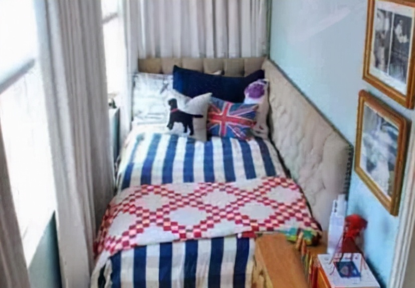 越来越多人将客厅阳台改造成小卧室了,比多一间房还实用