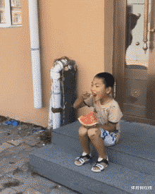 |“新租的房子角落有个娃娃，感觉有点渗人，哪位大佬知道是个啥？”哈哈哈