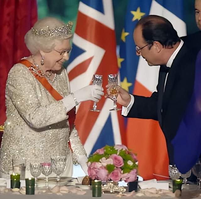 像皇室一样举杯庆祝2023年的到来!