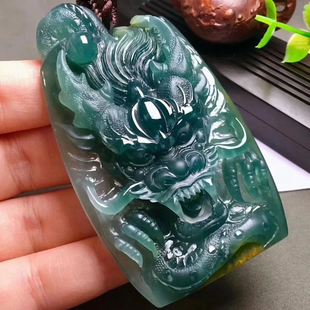 |带你欣赏翡翠界的一股清流——蓝水翡翠！