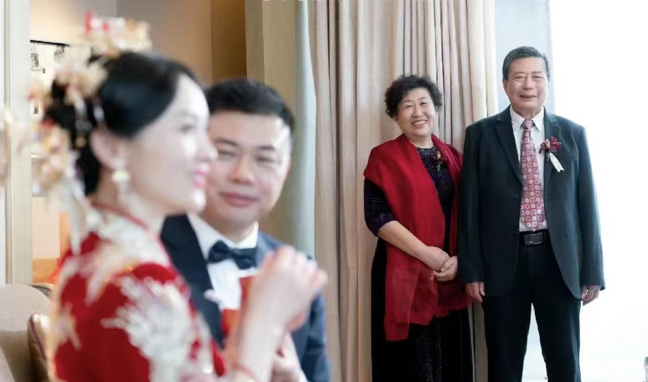 官宣|40岁美女主持官宣结婚！身材颜值不输一线女星，老公国字脸显老实