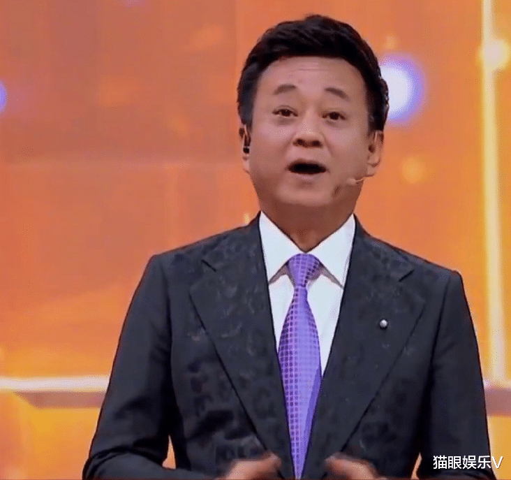 朱军|知名央视主持人朱军近况曝光！与好友看画展，面带笑容状态好