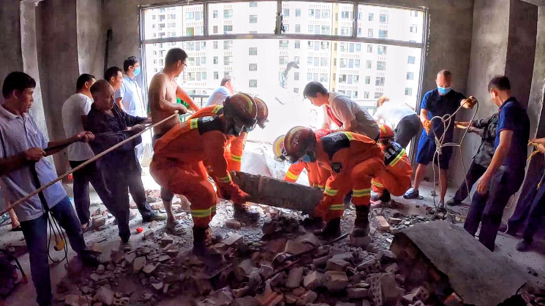 装修房墙体坍塌,一人被困阳台