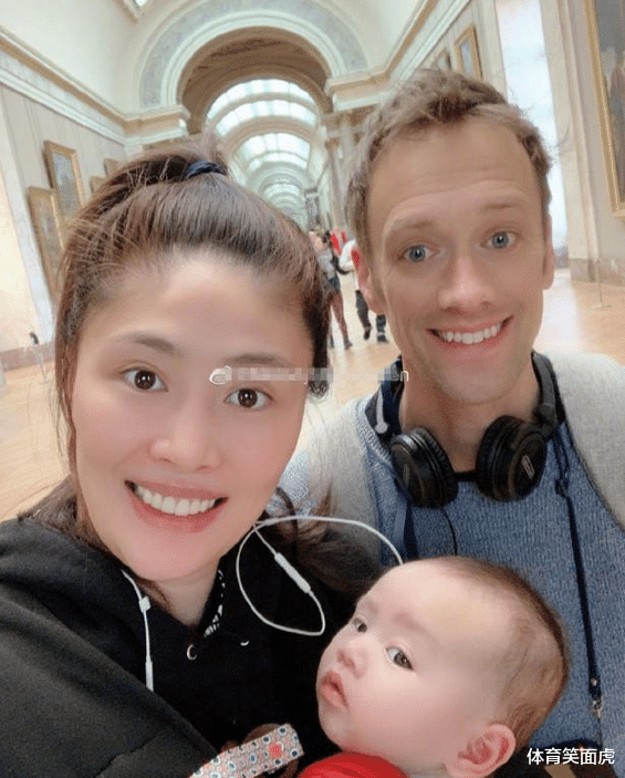 美国队|女排国手嫁到美国！出门玩不戴口罩令球迷担心，混血女儿颜值超高