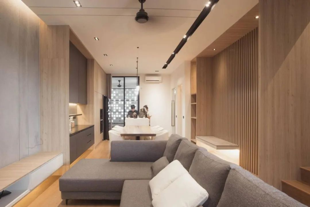 住顶楼西晒户型,阳台不用玻璃封改用网格板,通风凉快住着快活!