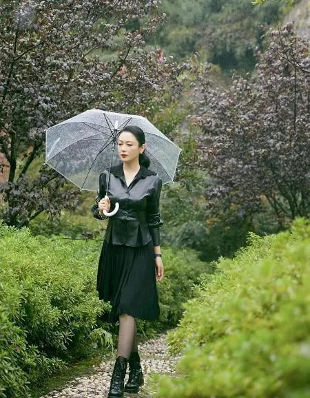 赖冠霖|53岁陈红也老了！穿休闲装陪陈凯歌参加名导聚会，皮肤暗沉变大妈