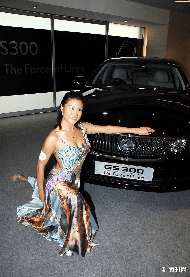 穿衣搭配|刘恺威旧爱真挺高调,穿露背吊带裙还单膝跪地,好在气韵挺不错的