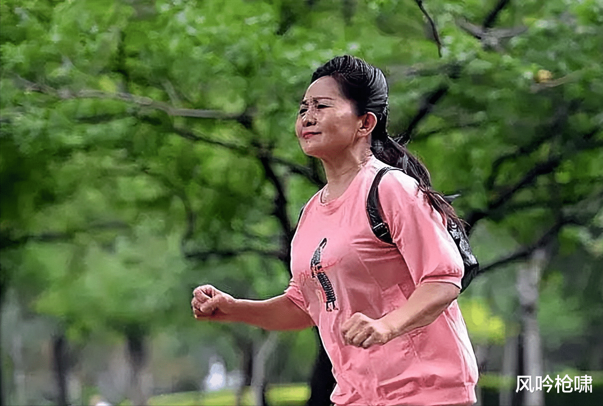 60后吉林大妈二婚嫁80后小伙,女儿比后爸小2岁,时隔8年恩爱至今