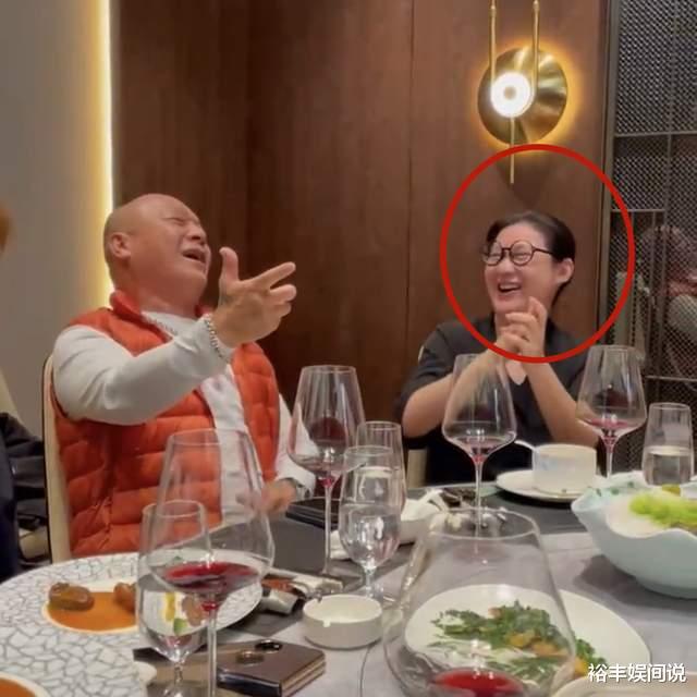 男团|午马小23岁遗孀近况！戴边框眼镜穿着性感，热情与一众港星聚餐