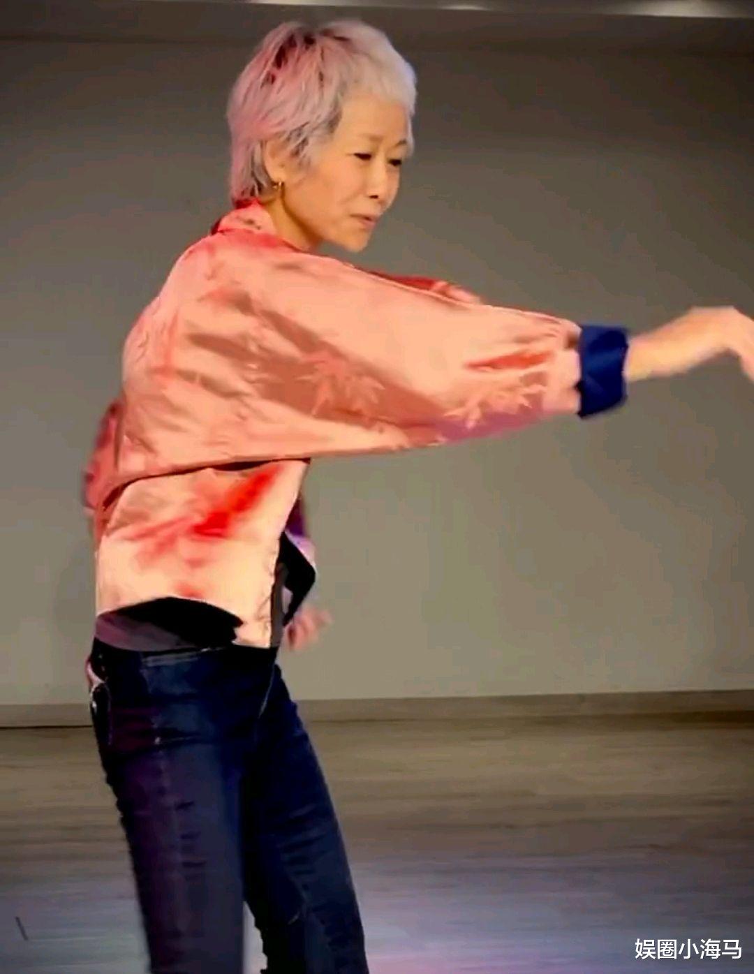 叶童|59岁叶童学跳舞,一头白发遮不住满满的少女心!潇洒心态令人羡慕