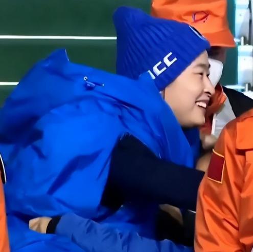 刘洋|巾帼英雄刘洋的儿女到现场接机，姐弟俩乖巧可爱，一家四口好幸福