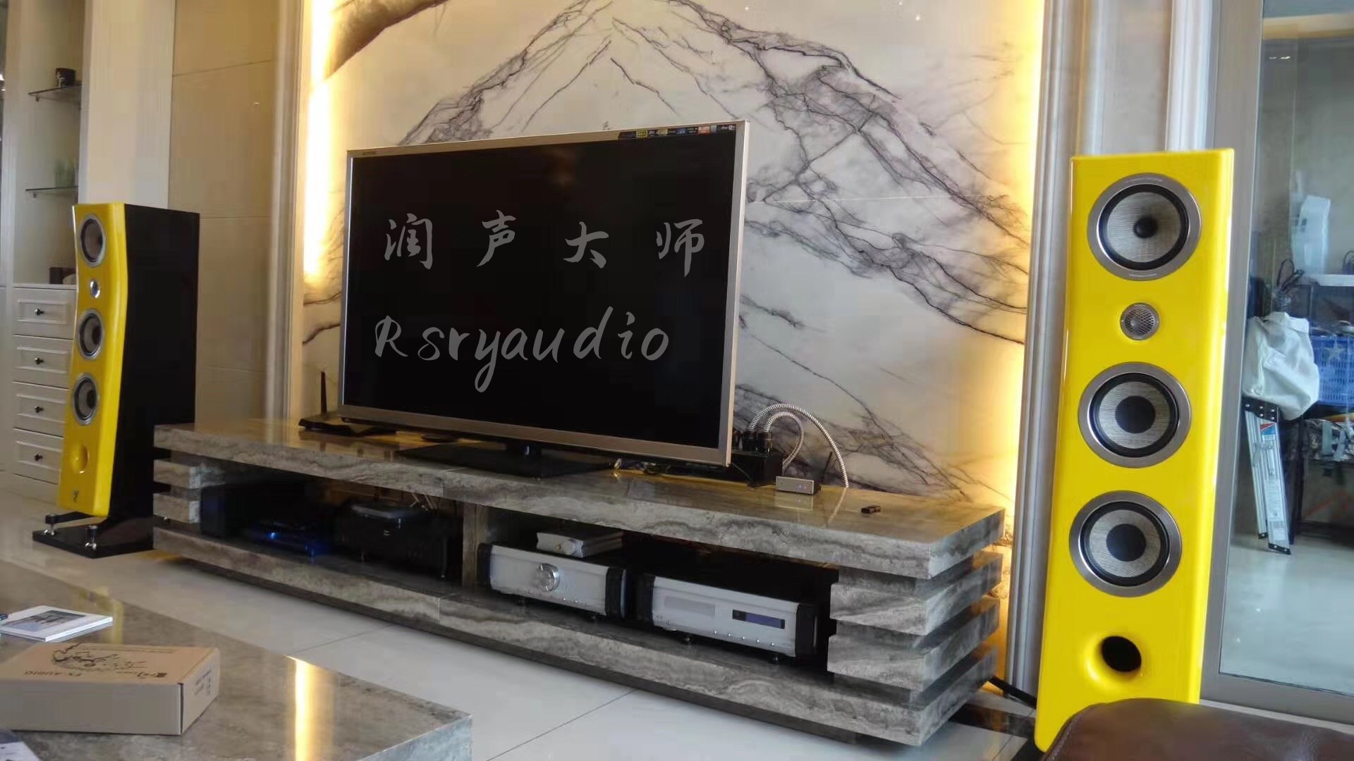 家庭影院|家庭影院到底选择投影仪还是电视？