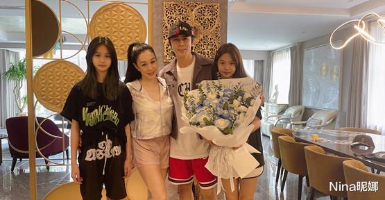 钟丽缇|钟丽缇突然瘦好多，穿芭比粉赶飞机看着像20岁，大小腿肌肉很明显