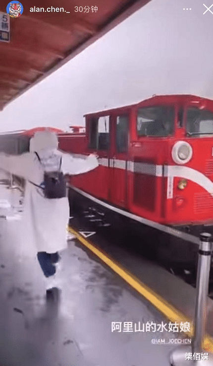 陈乔恩|43岁陈乔恩淋雨玩耍,蹦蹦跳跳似小女孩,Alan掌镜为老婆拍照超宠