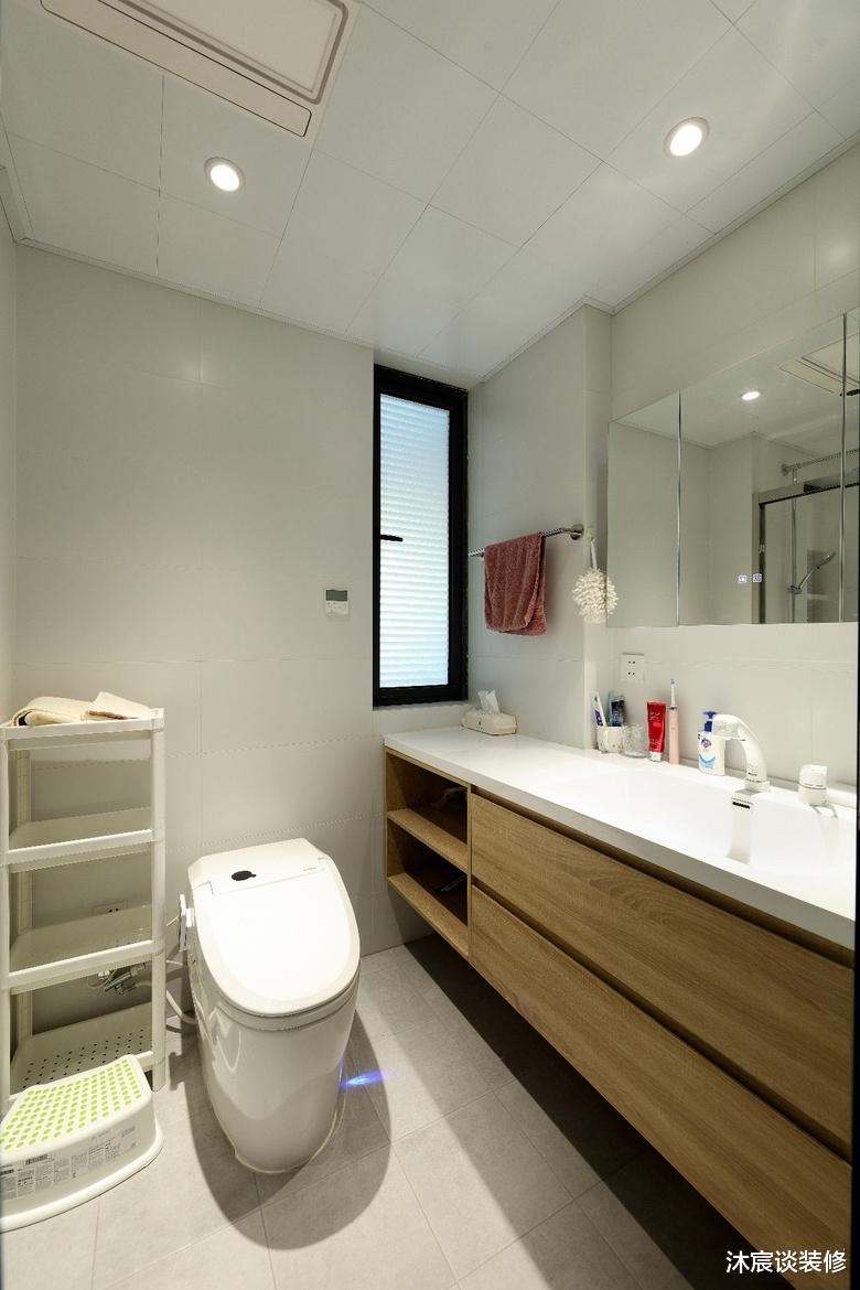 她家的装修没有随大流，仅用白墙与原木，轻松打造出极简温馨的家