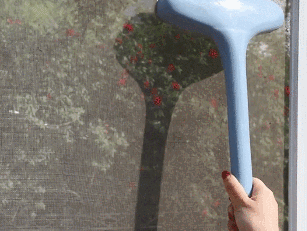 家里的纱窗脏了怎么办?不用拆下来洗,这样擦,灰尘自己掉下来