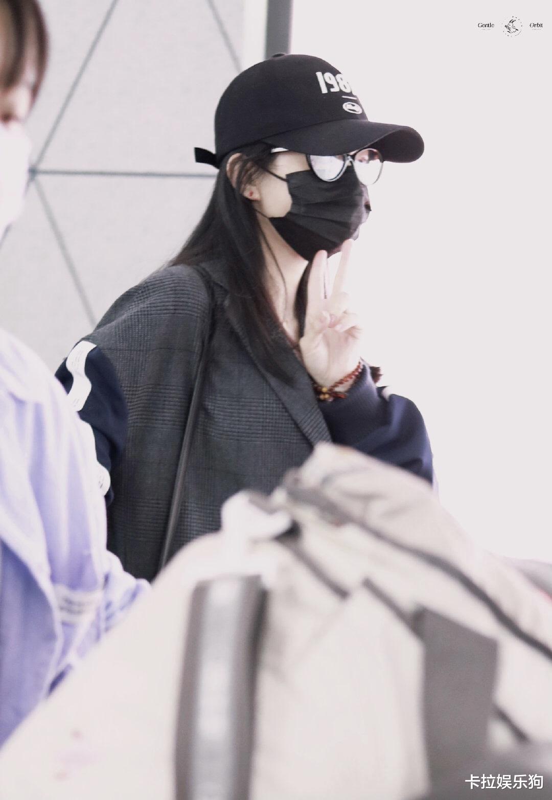 林志颖|赵丽颖现身机场小露马甲线，黑框眼镜好显嫩！素颜姐姐好piu亮啊