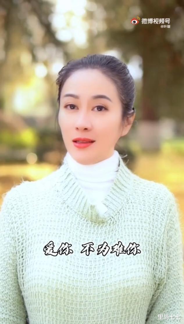 毛衣 叶璇报名亚运会志愿者，扎马尾利落又精神，军人站姿比素人还端正