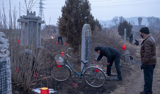 农村老人说“新坟三年不立碑”啥意思?立墓碑有什么讲究吗