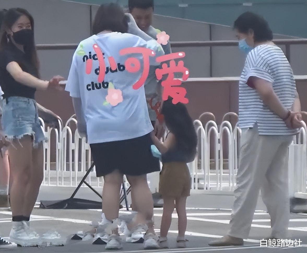 高圆圆|高圆圆获女儿探班！3岁Rhea卷发披肩个头高，母女扭来扭去好有爱