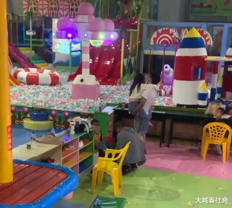 云南一对情侣到儿童游乐园秀恩爱，被多位家长怒斥还不自觉不收敛