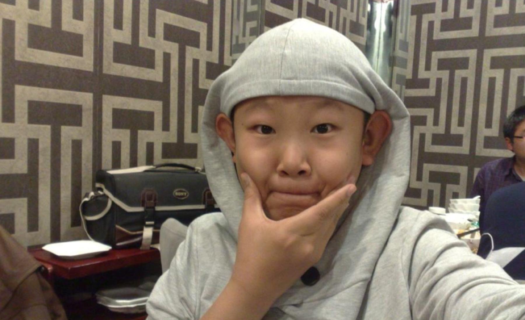 侯祥|演员侯祥：9岁停止发育，30岁还演小孩子，与妻子同框似母子