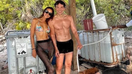 姚晨|俄罗斯超模伊莲娜与前任甜蜜合影疑似复合，两人同喂小猪笑得灿烂