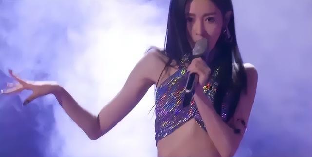 冰与火|微博电影之夜，张天爱身材登上热搜，“白幼瘦”病态审美引热议