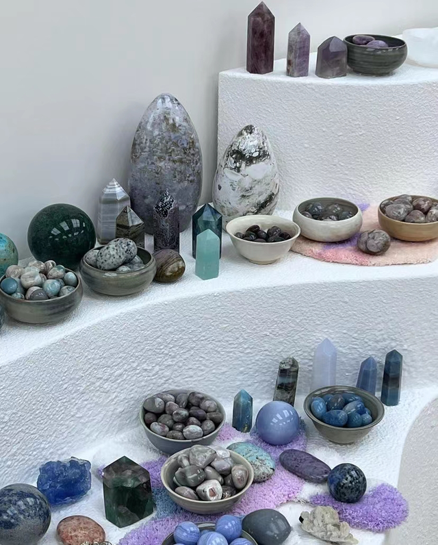 刘銮雄|刘銮雄女儿首次曝光收藏室！奇石珍宝摆满屋，用水晶做镜子太豪横