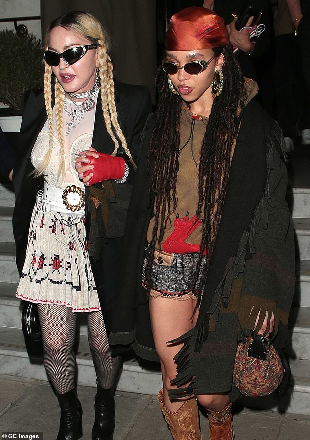 麦当娜|63岁麦当娜穿渔网袜夜行，皮肤太松，正物色新男友“必须20多岁”