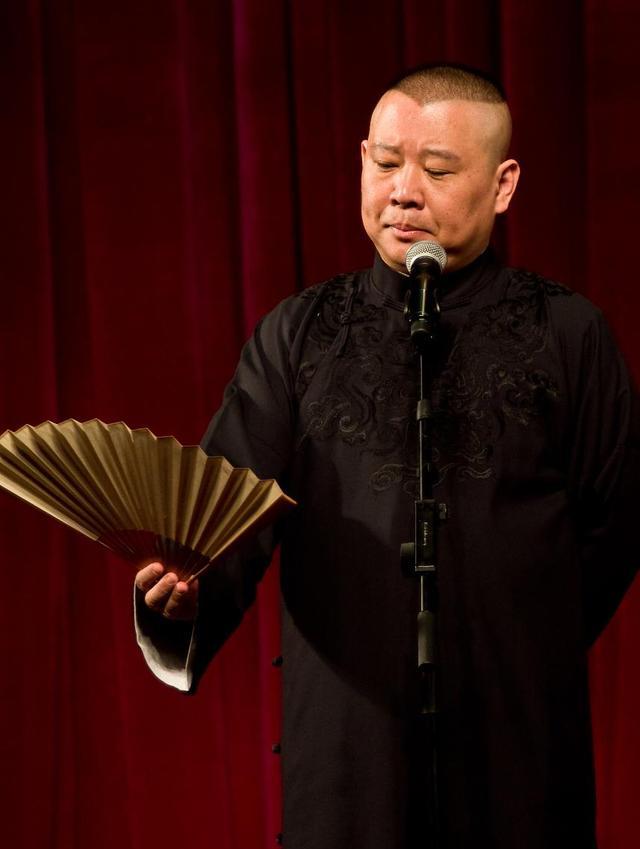 相声|郭德纲把大褂带回相声舞台，主流却爱穿西装，老观众说老郭也穿过