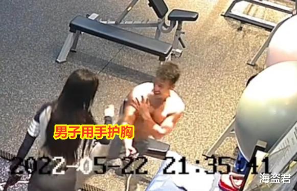 女子经过突然袭胸,肌肉男护住身体连连闪躲,没能得手一步三回头