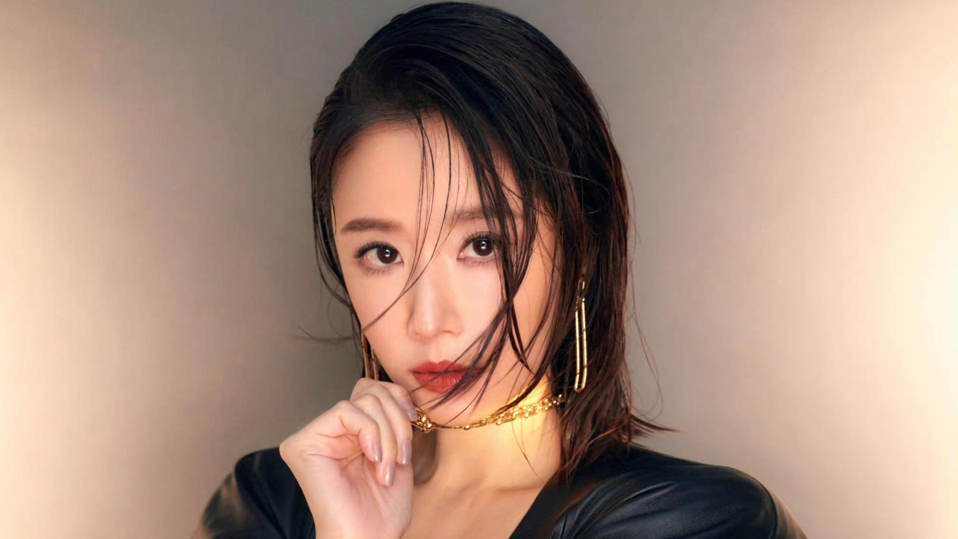 林心如封面大片来袭，造型多变气场强，油发配皮裙个性又时髦！
